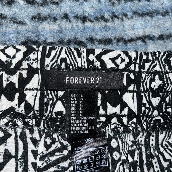 Lightweight Aztec Shorts w Side Slit (Black & White size Large) - Picture 3 of 4